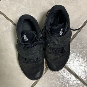 Kids Nike Kyrie Shoes Size 1Y